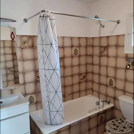 Studio 35 Metres Carre Avec Terrasse Ombragee Hébergement de vacances *